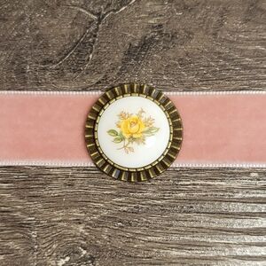 VELVET MUSE Cabbage Rose Cameo Choker - Pink